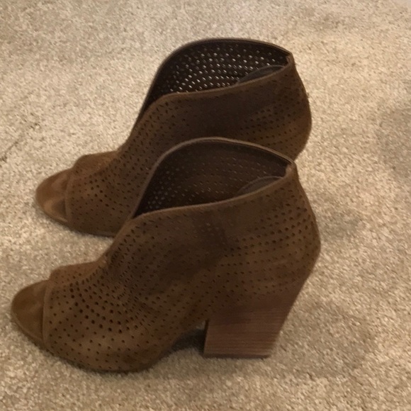 Vince Camuto heels - Picture 3 of 5
